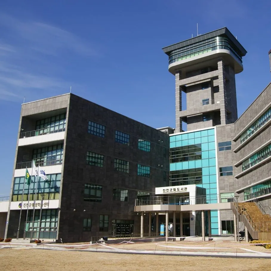 진천군평생학습센터가 들어선 진천군립도서관 건물 전경(자료사진) ⓒ진천군 (공공누리 제3유형)
