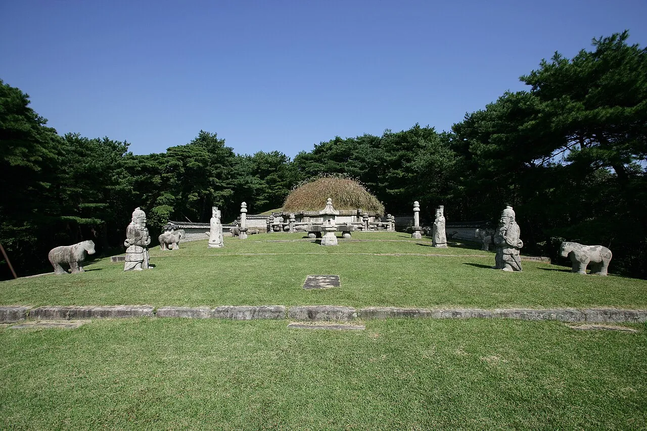 경기 구리 동구릉 건원릉 능침의 봉분과 석물. 봉분이 억새로 덮여 있다. 2005년 촬영한 자료사진이다. ⓒ 문화재청 (공공누리 제1유형, 위키미디어 공용)