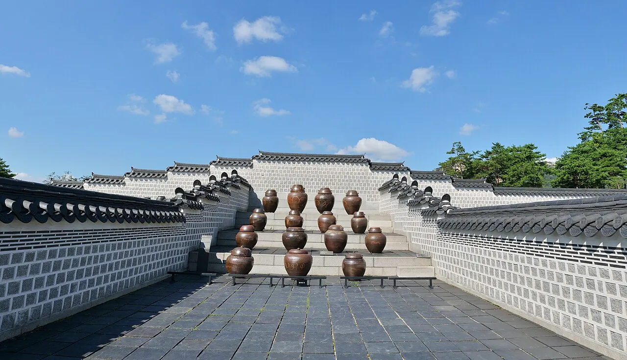 경복궁 장고 일원에 층층이 놓인 장독들. 이번 행사가 열리는 장소로, 2012년 9월 촬영한 자료사진이다. ⓒ 문화재청 (공공누리 제1유형, 위키미디어 공용)