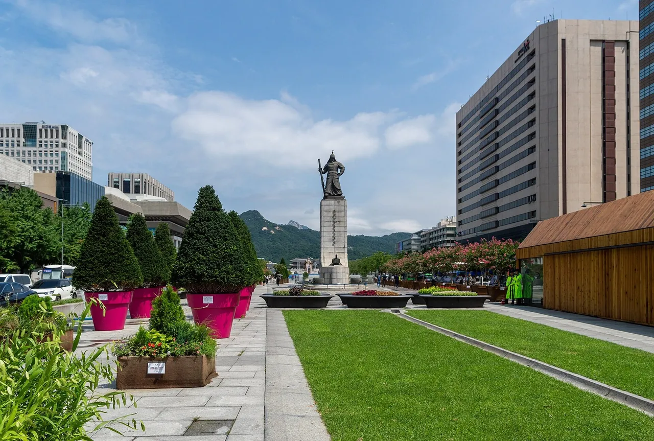 광화문광장 전경(자료사진, 감사의 정원 모습 아님). 사진=Tristan Surtel, 위키미디어 공용 (CC BY-SA 4.0)