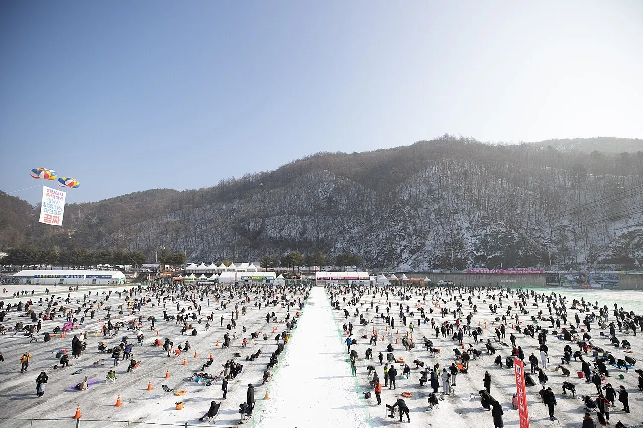 겨울철 얼음 위 레저 현장의 예로, 강원 화천 산천어축제 얼음낚시장(2023년 1월 촬영, 자료사진). ⓒ Republic of Korea(KOCIS) / 위키미디어 공용 (CC BY-SA 2.0)